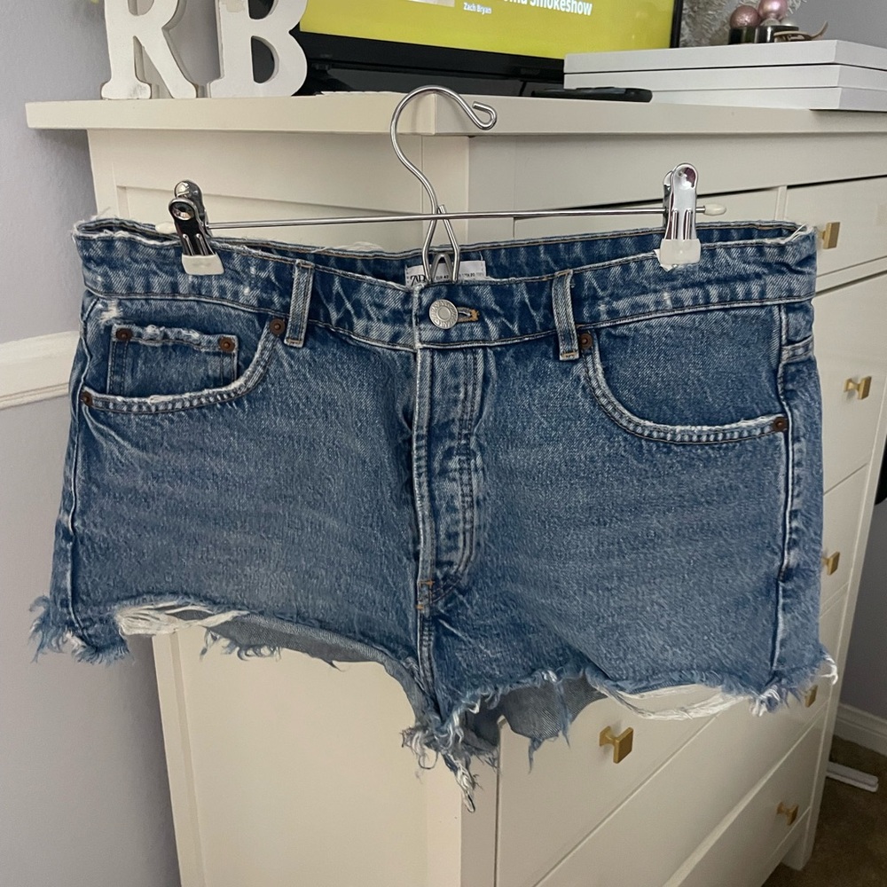 Super cute Zara shorts just in time for the summer! The PERFECT color blue!